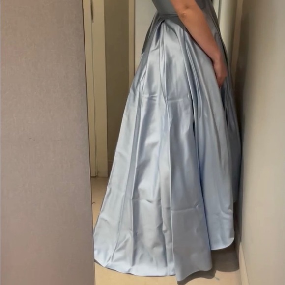 BETSY & ADAM – Blue satin high low hem gown with tulle lining size 12 Brand new - Picture 3 of 4